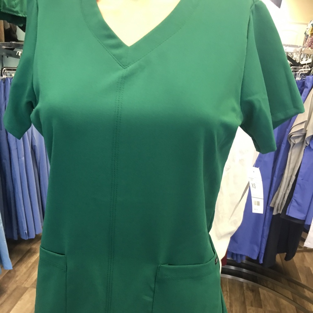🔥🔥🔥🔥Jockey Scrubs top Hunter Green.